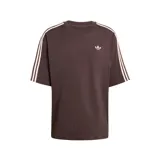 Remera Adidas Adicolor de corte extragrande, color marrón, con cuello redondo, las clásicas tres tiras blancas en las mangas y el logo del trifolio estampado en el pecho.