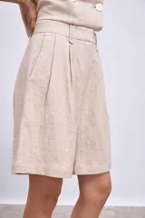 Short celeste de tiro alto con pinzas delanteras y bolsillos laterales.