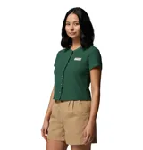 Remera de manga corta Columbia modelo Acker Rock Knit Short, color verde oscuro, de corte corto, cuello redondo y cierre frontal con botones. Presenta un pequeño parche rectangular con el logo de la marca bordado en el pecho.