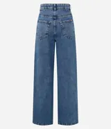 Pantalón wide leg de denim azul de talle alto con costuras pespunteadas en contraste. Cuenta con trabillas en la cintura, cierre de botón y cremallera, y bolsillos delanteros y traseros.