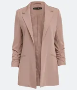 Blazer de sastrería alargado color beige, con cuello con solapa, manga larga con pliegas en el puño y abertura frontal total.