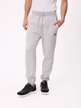 Babucha jogger gris con cordón ajustable en la cintura, bolsillos laterales y logo bordado en el muslo.
