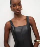Vestido midi negro de cuero sintético (poliuretano), con escote cuadrado, tirantes anchos y diseño ajustado con costuras verticales estructuradas.