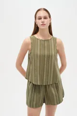 Short de algodón a rayas, de calce medio y diseño ancho, con bolsillos laterales.