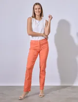 Pantalón blanco de gabardina elastizada, marca Zac & Rachel. Con pretina con pasadores, botón y cierre. Delantera con tres bolsillos. Trasera con bolsillos ojal.