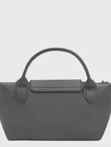 Cartera tipo pouch de la línea Le Pliage de Longchamp, color gris, con diseño minimalista, asa superior corta y cierre de solapa con botón a presión.