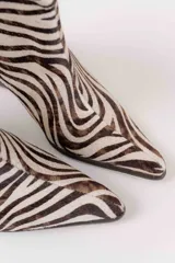 Botas cortas con estampado animal print de cebra, con taco de cuña y punta fina.