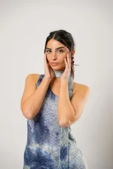 Vestido corto con estampado abstracto en tonos azules y beige. Presenta escote halter con pañuelo al cuello, corte irregular y ruedo con volados.