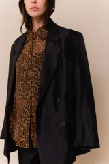 Camisa de gasa con estampado animal print de cebra, mangas largas abullonadas con puños elásticos y logo bordado en rojo en el puño.