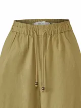 Pantalon de corte recto y tiro alto, confeccionado en una mezcla de lino orgánico y viscosa. Presenta cintura elástica con cordón ajustable y detalles de broderie tono a tono en los laterales y en el ruedo.