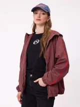 Gorra con visera curva de estilo clásico, confeccionada en algodón con efecto lavado. Presenta el logo de la marca Rusty bordado en el frente con letras en color rojo y borde blanco.