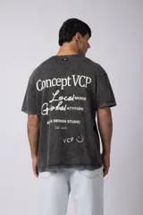 Remera de algodón con efecto lavado gastado, cuello redondo y mangas cortas. Presenta estampados minimalistas en el frente con el logo de la marca y la frase 'Local Based, Global Attitude'.