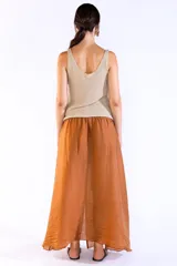 Musculosa sin mangas tejida en punto canalé con mezcla de viscosa e hilos metálicos Lurex, de color dorado. Presenta escote bote y calce cómodo al cuerpo.