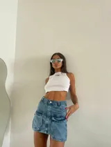 Minifalda de jean celeste con bolsillos cargo frontales.