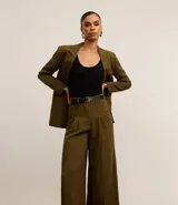 Pantalón wide leg de viscosa color negro, con cintura alta, trabillas, cinturón con hebilla cuadrada, bolsillos delanteros y pliegues.