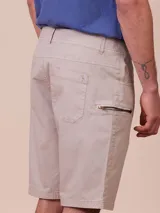 Bermuda de gabardina azul marino, con bolsillos laterales con cierre y bolsillos traseros ojal.