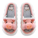 Pantuflas abiertas sin talón con diseño de chanchito, confeccionadas en material sintético suave, con suela de goma antideslizante.