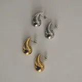 Aros colgantes dorados con forma de gota.