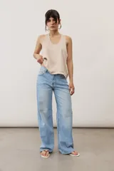 Musculosa básica de corte holgado, con escote redondo y tirantes anchos.