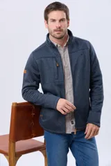 Campera texturada con interior en polar, color tostado jaspeado, cuello alto y cierre frontal con cremallera.
