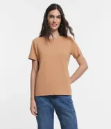 Remera básica de cuello redondo y manga corta, confeccionada en algodón peruano de alta calidad. Presenta un diseño liso y versátil, ideal para uso diario.