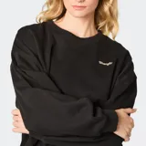 Buzo Wrangler de cuello redondo, color negro, con diseño clásico de mangas largas y puños y dobladillo acanalados. Cuenta con el logo de la marca bordado en el pecho.