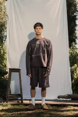 Bermuda de rustico liviano color marrón chocolate, con estampado frontal.