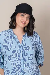 Gorro piluso color beige con pespuntes.