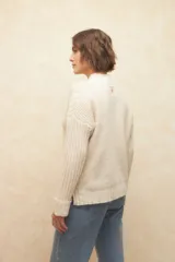 Polera de tejido de punto acanalado color marrón, con cuello alto y mangas largas con puños doblados.