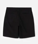 Bermuda de sarga color blanco, de corte recto y diseño básico con bolsillos laterales y traseros.