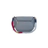 Cartera tipo bandolera negra de formato compacto, con solapa frontal, líneas curvas y correa de hombro tejida multicolor en tonos turquesa y fucsia.