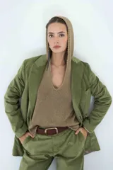 Blazer beige de corte clásico con solapas y cierre con botones.