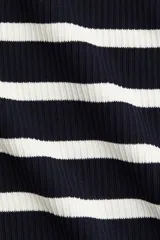 Vestido corto strapless de punto acanalado a rayas horizontales blancas y azul marino, con ajuste ceñido al cuerpo y banda de silicona en el borde superior.