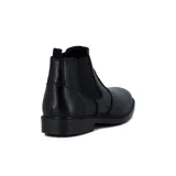 Bota de cuero negro con elástico lateral y suela de goma.