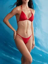 Bombacha de bikini estilo tanga, de corte cavado y tiro bajo, con tiras finas laterales.