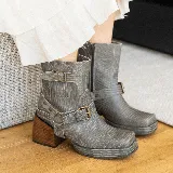 Bota corta de cuero vacuno color gris con textura tipo piel de reptil, taco de madera foleado y estribo desmontable.