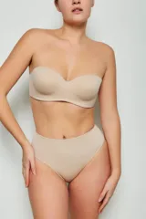 Corpiño strapless de tricot con preformado, aro interno y elástico siliconado en el escote para mayor sostén. Incluye breteles desmontables y prolongador.