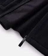 Buzo de hombre confeccionado en tejido fleece con felpa, de corte recto y cuello alto. Cuenta con cierre frontal completo, bolsillos laterales y un bolsillo adicional con cierre en el pecho.