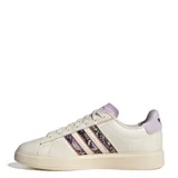 Championes Adidas Grand Court 2.0, color blanco con detalles en lila y estampado floral en las icónicas tres tiras laterales. Presentan un diseño clásico de corte bajo con suela de goma al tono.