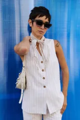 Lentes de sol color marrón con marco cuadrado y lentes polarizadas con protección UV400.