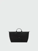Bolso de viaje de gran tamaño, modelo Le Pliage One de Longchamp, en color marrón. Presenta el diseño icónico de la marca con solapa de cuero, asas cortas y cierre de cremallera superior.