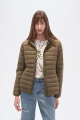 Campera acolchada tipo puffer, color beige claro, con capucha y cierre frontal. Presenta costuras horizontales y un calce entallado.