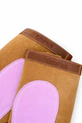 Polainas de gamuza combinadas en verde y marrón, con ribete superior en cuero marrón oscuro.