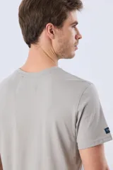 Remera lisa de manga corta y cuello redondo, color gris oscuro, de calce cómodo con pequeño logo bordado en el pecho.