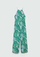 Mono largo de diseño recto y fluido, con estampado de hojas en tonos verdes y celestes. Presenta cuello redondo, tirantes finos, dos bolsillos laterales y cierre posterior con cremallera invisible y botón.