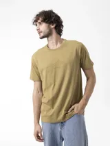 Remera Merrell de manga corta color tostado con cuello redondo y estampa frontal minimalista inspirada en la montaña.
