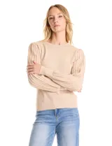 Buzo de tejido lurex en color beige, con cuello redondo y mangas largas con diseño plisado y puños con aplique de botones dorados.