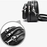 Bandolera negra con tres compartimentos con cierre plateado y correa larga regulable.