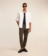 Pantalón jogger de algodón color marrón con cintura elástica y cordón ajustable, de corte relajado y puños elastizados.