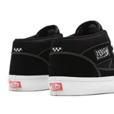 Championes de skate Vans Half Cab, color negro con detalles en blanco. Diseño de media caña con refuerzos DURACAP, plantilla POPCUSH y suela vulcanizada WaffleGrip.